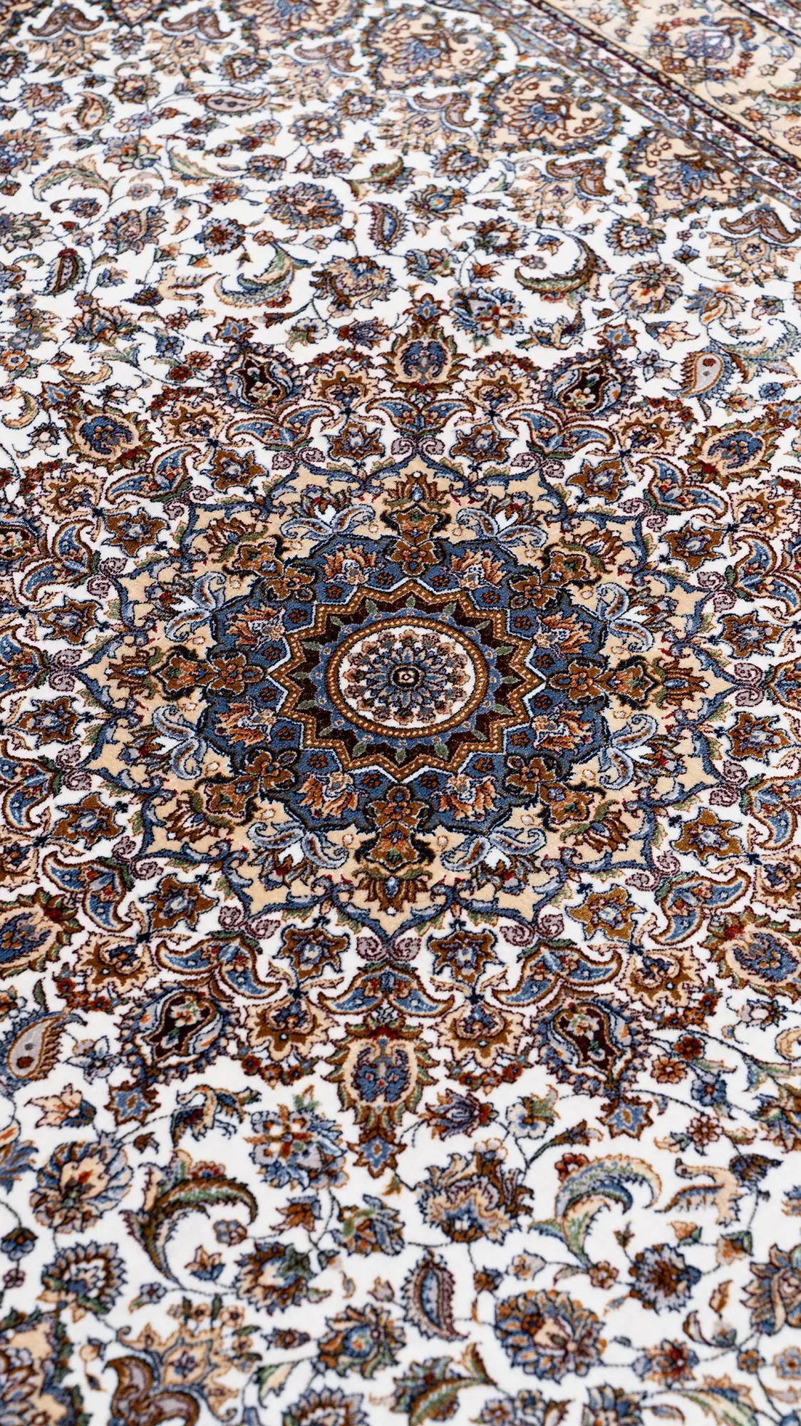 Central medallion in the beige Garden Medallion Rug